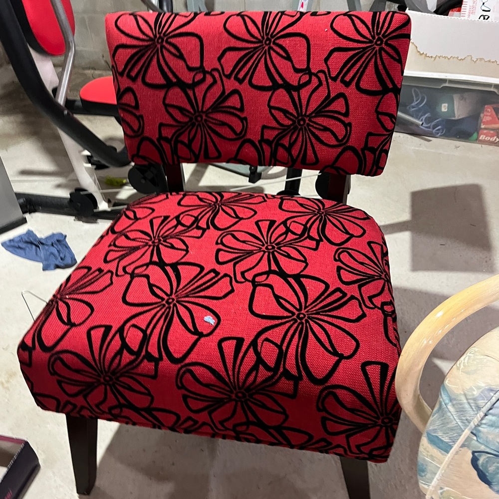 TED AND BLACK ACCENT CHAIR LOOKS SHARP IN A KITCHEN BEDROOM HALLEAY